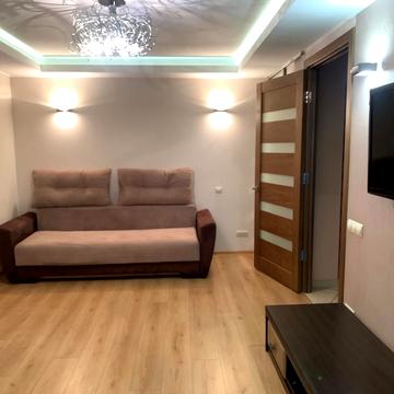 Студентська вул., 12