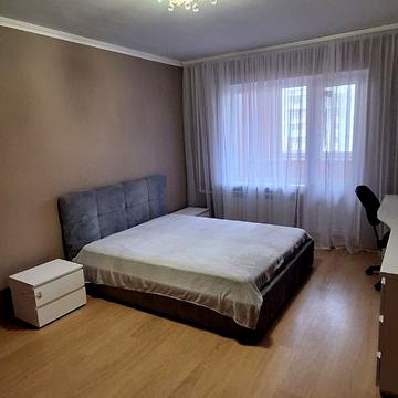 Анни Ахматової вул., 4