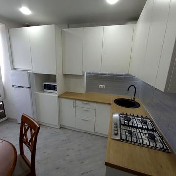 Героїв Небесної Сотні просп., 18/2