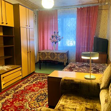 Космонавтів вул., 41