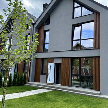 Євгена Патона вул., 15