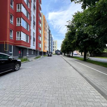 Комарівська вул., (Будинок 14)