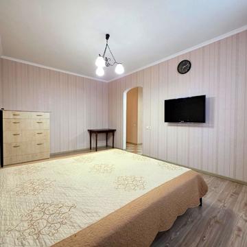 Анни Ахматової вул., 34