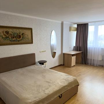 Літературна вул., 8