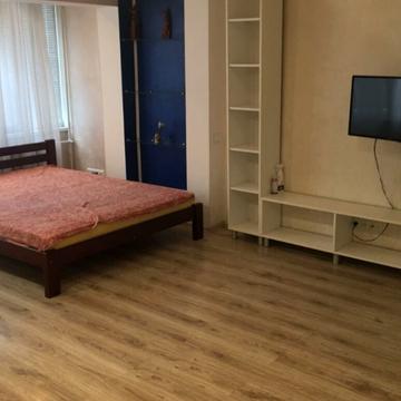 Мілютенка вул., 18