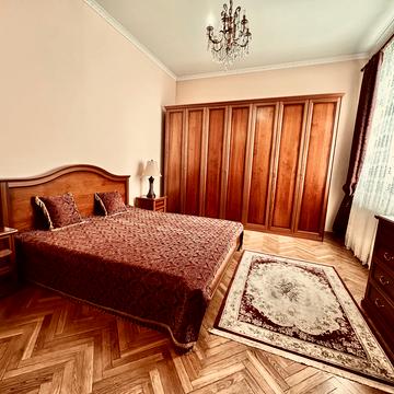 Євгена Коновальця вул. (), 37