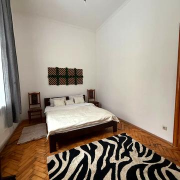 Театральна вул., 7