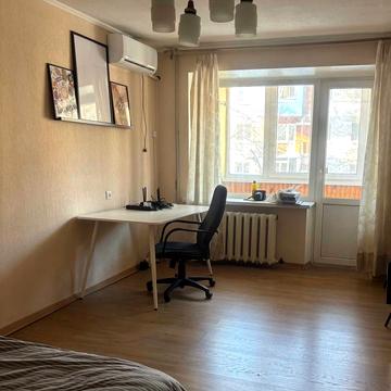 Академіка Янгеля вул., 12