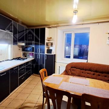 Нижньосироватська вул., 13