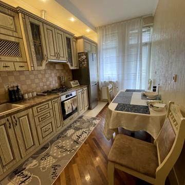 Олександра Хіри вул., 1