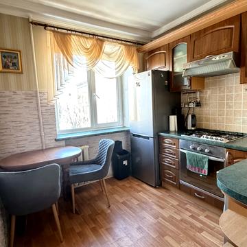 Сімферопольська вул., 8