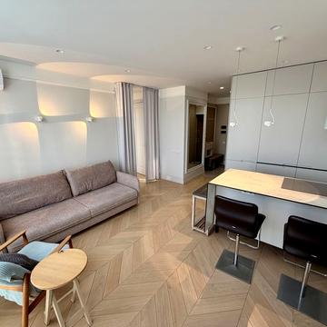 Салютна вул., 2к8 Box