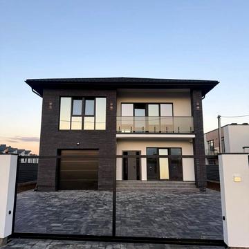 Місячна вул.