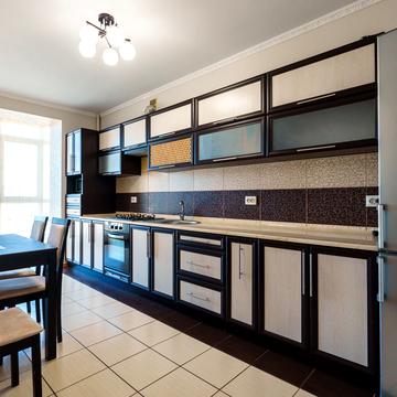 Євгена Коновальця вул., 120