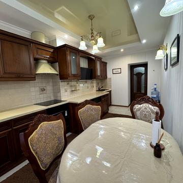 Валерія Лобановського вул., 18