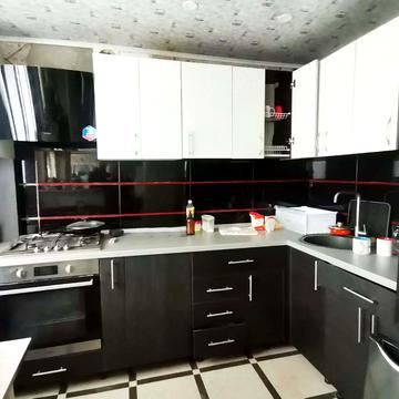 Академіка Александрова вул., 11