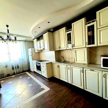 Валерія Лобановського вул., 11