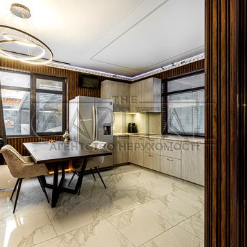 Центральна вул., 100