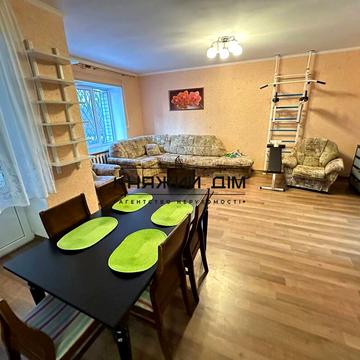 Анни Ахматової вул., 33