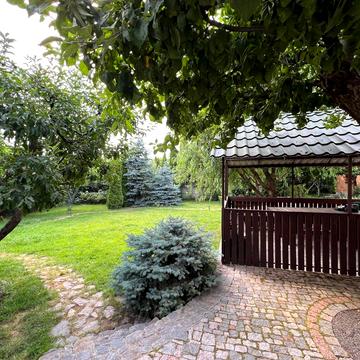 Молодіжна вул., 11