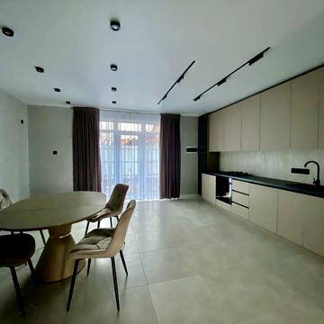 Молодіжна вул., 1