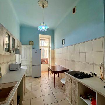 Хорватська вул., 15