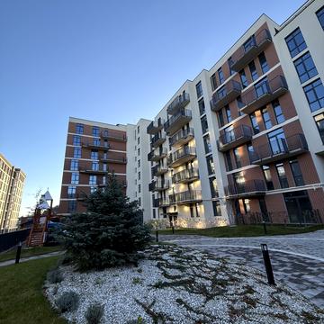 Володимира Івасюка вул., 42