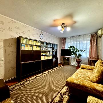 Космонавтів вул., 102