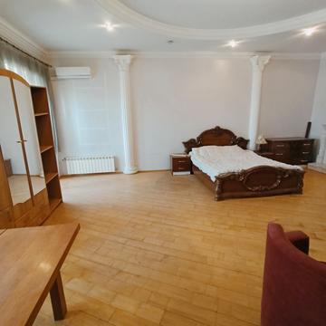 Дерибасівська вул., 19