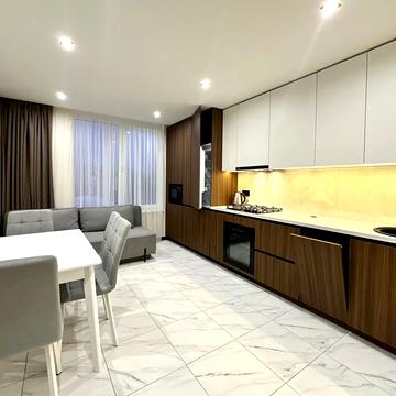 Степана Бандери вул., (Будинок 4)