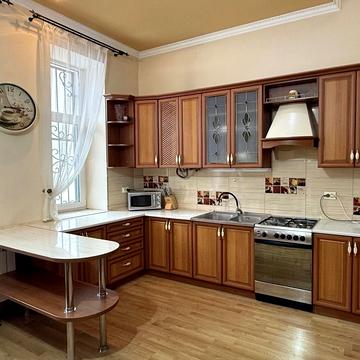 Пекарська вул., 8