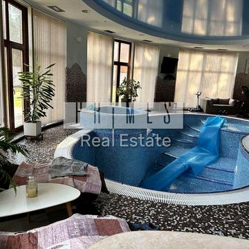 Космонавтів вул., 7