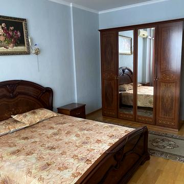 Раїси Окіпної вул., 8