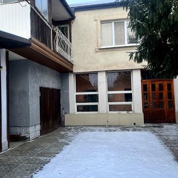 Михайла Жолобова вул., 10