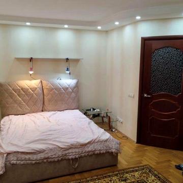 Анни Ахматової вул., 7/15