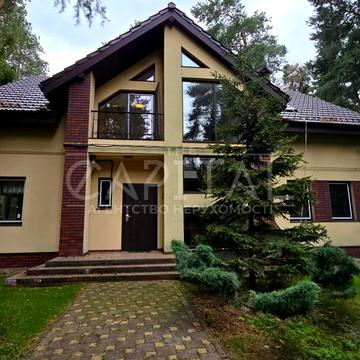 Набережна вул., 1