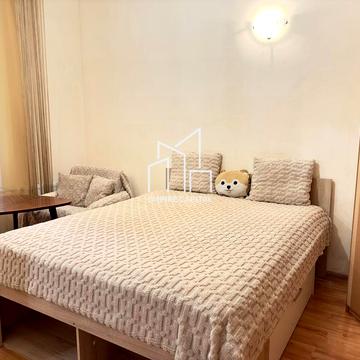 Сергія Єфремова вул., 4