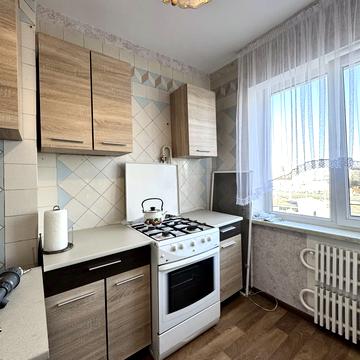 Академіка Корольова вул., 32