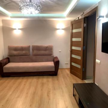 Студентська вул., 12