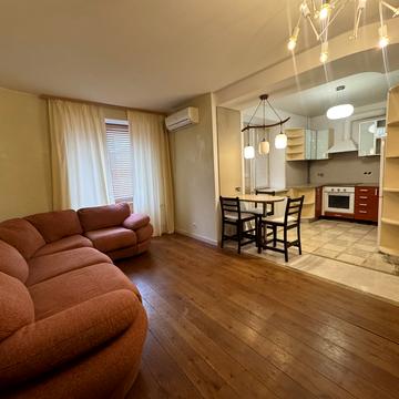 Валерія Лобановського вул., 24