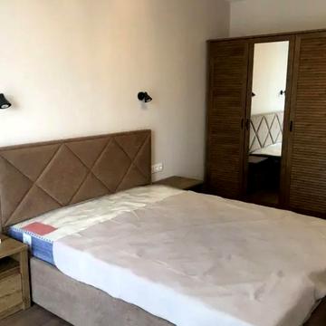 Угорська вул., 12