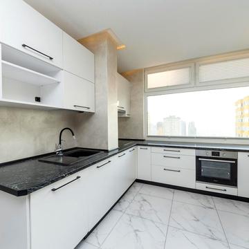 Воскресенська вул., 18