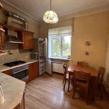 Будівельників вул., 39