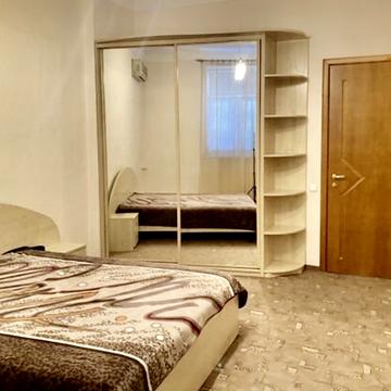 Дмитра Яворницького просп. (Карла Маркса), 82