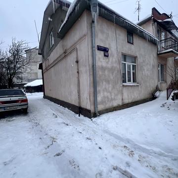 Миру вул., 42