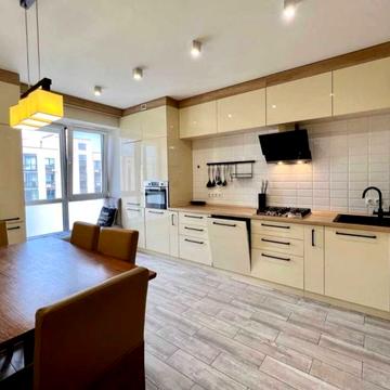 Набережна Перемоги вул., 42