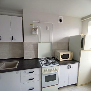 Космонавтів вул., 142