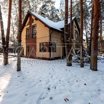 Набережна вул., 11