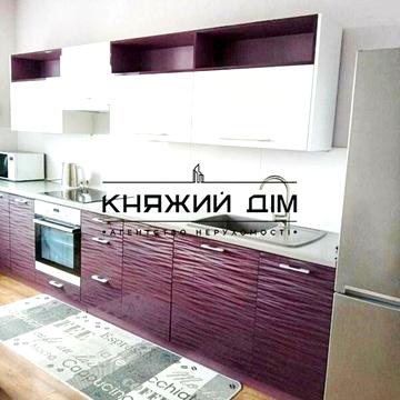 Анни Ахматової вул., 13