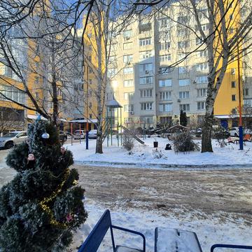 Академіка Ющенка вул., 8